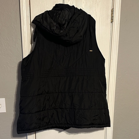 Maurices Women's Black Puffer Vest - Picture 3 of 4